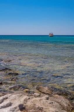 alacati, cesme, izmir, 14,2020 hindi-ağustos. Alacati 'deki açık ve mavi rengiyle Ege Denizi' nden görüş..