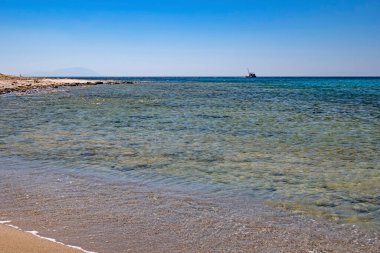 alacati, cesme, izmir, 14,2020 hindi-ağustos. Alacati 'deki açık ve mavi rengiyle Ege Denizi' nden görüş..