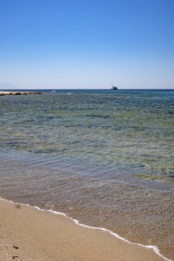 alacati, cesme, izmir, 14,2020 hindi-ağustos. Alacati 'deki açık ve mavi rengiyle Ege Denizi' nden görüş..