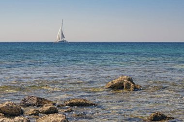 alacati, cesme, izmir, 14,2020 hindi-ağustos. Alacati 'deki açık ve mavi rengiyle Ege Denizi' nden görüş..
