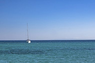 alacati, cesme, izmir, 14,2020 hindi-ağustos. Alacati 'deki açık ve mavi rengiyle Ege Denizi' nden görüş..