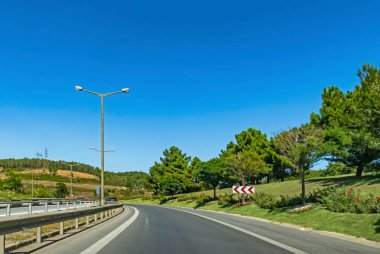 İstanbul, Türkiye-Ağustos 29.2020. İstanbul kentsel ve şehirlerarası motorlu taşıtlar karayolu ağı ve şehir manzaralı..