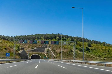 İstanbul, Türkiye-Ağustos 29.2020. İstanbul kentsel ve şehirlerarası motorlu taşıtlar karayolu ağı ve şehir manzaralı..