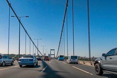 İstanbul, Türkiye-Ağustos 29.2020. İstanbul kentsel ve şehirlerarası motorlu taşıtlar karayolu ağı ve şehir manzaralı..