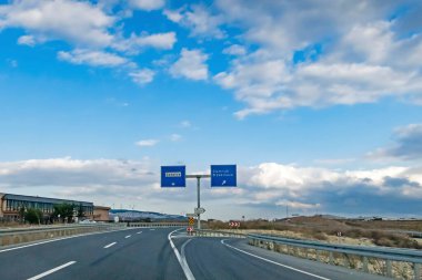 İstanbul, Türkiye-Ağustos 29.2020. İstanbul kentsel ve şehirlerarası motorlu taşıtlar karayolu ağı ve şehir manzaralı..