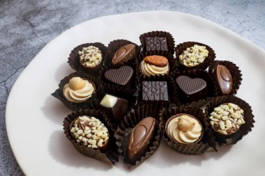 Tabaktaki özel çikolataları yemeye hazırım.