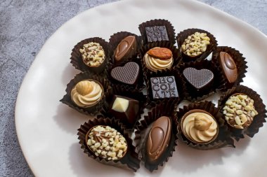 Tabaktaki özel çikolataları yemeye hazırım.