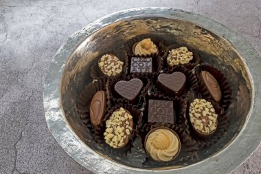 Tabaktaki özel çikolataları yemeye hazırım.