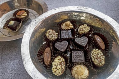 Tabaktaki özel çikolataları yemeye hazırım.