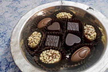 Tabaktaki özel çikolataları yemeye hazırım.