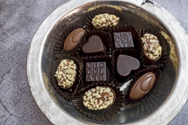 Tabaktaki özel çikolataları yemeye hazırım.