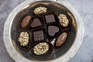 Tabaktaki özel çikolataları yemeye hazırım.