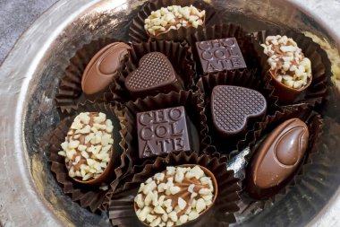 Tabaktaki özel çikolataları yemeye hazırım.