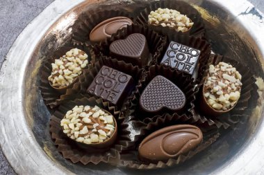 Tabaktaki özel çikolataları yemeye hazırım.