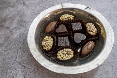 Tabaktaki özel çikolataları yemeye hazırım.