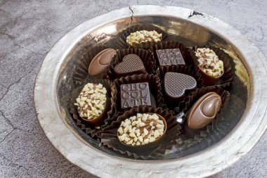 Tabaktaki özel çikolataları yemeye hazırım.