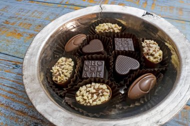 Tabaktaki özel çikolataları yemeye hazırım.