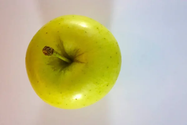 Gros Plan Pomme Verte Isolée Sur Fond Blanc — Photo