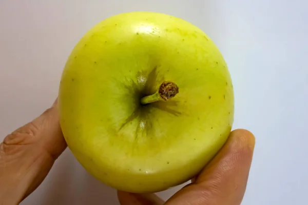 Gros Plan Pomme Verte Isolée Sur Fond Blanc — Photo