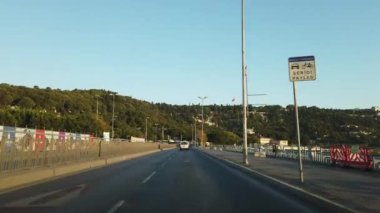 İstanbul 'da karayolu ulaşımı ve şehir manzarası, Avrupa ile Asya arasındaki rüya şehir.