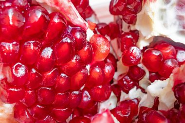 Antioksidan kaynaklı nar, meyve ve tohumlar.