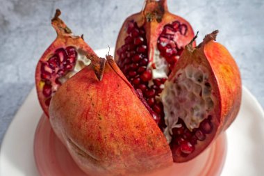 Antioksidan kaynaklı nar, meyve ve tohumlar.