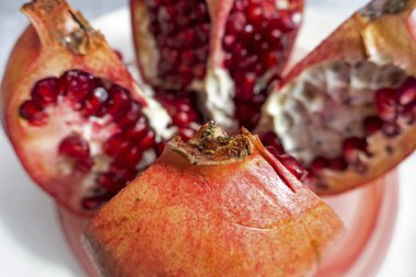 Antioksidan kaynaklı nar, meyve ve tohumlar.