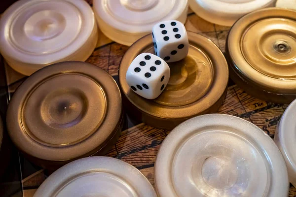 Närbild Backgammon Spel Och Tärningar — Stockfoto