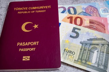 İstanbul, 31 Aralık 2020. Türkiye Cumhuriyeti pasaportu ve gri arka planda seyahat için para notları.