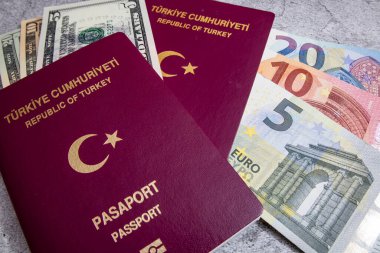 İstanbul, 31 Aralık 2020. Türkiye Cumhuriyeti pasaportu ve gri arka planda seyahat için para notları.