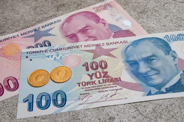 Nahaufnahme Türkischer Lira Banknoten Und Goldmünzen Auf Hintergrund — Stockfoto