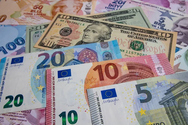 Arka planda Türk lirası, Amerikan doları ve avro banknotlarını kapat