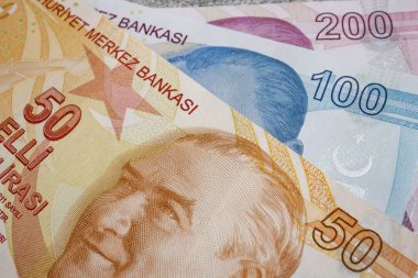 Arka planda Türk lira banknotlarını kapat