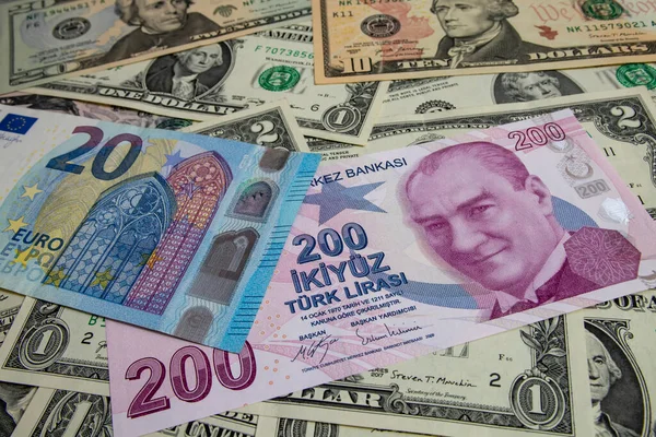 背景为土耳其里拉 美元和欧元现钞 — 图库照片