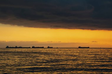 İstanbul, 15 Ocak 2021, Mara Denizi 'nde gün batımı ve İstanbul' da kış mevsiminde dramatik bulutlar.