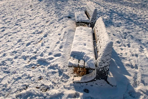 冬の雪に覆われたベンチ — ストック写真