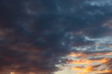 dramatik bulutlar ve gökyüzünde gün batımı