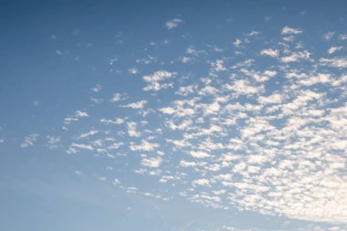 Mavi gökyüzü ve kış mevsiminde bulutlar