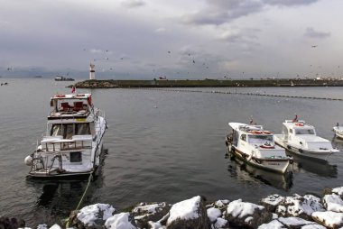 İstanbul, 15 Şubat 2021 Kış ve İstanbul 'daki Marmara Denizi' nden kar manzaralı