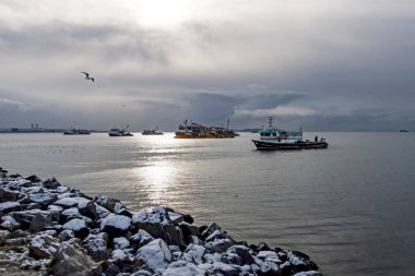 İstanbul, 15 Şubat 2021 Kış ve İstanbul 'daki Marmara Denizi' nden kar manzaralı