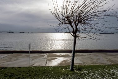 Marmara denizinden kış ve kar manzarası.