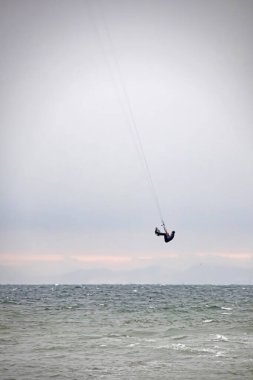 yeesilkoy, istanbul, 18 Şubat 2021 Marmara 'da uçurtma uçuran sporcu ve İstanbul' da kış mevsiminde.