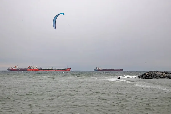 Yesilkoy Istanbul Peru Fevereiro 2021 Sportsman Fazendo Kitesurf Mar Marmara — Fotografia de Stock