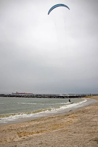 Yeesilkoy Istanbul Şubat 2021 Marmara Uçurtma Uçuran Sporcu Stanbul Kış — Stok fotoğraf