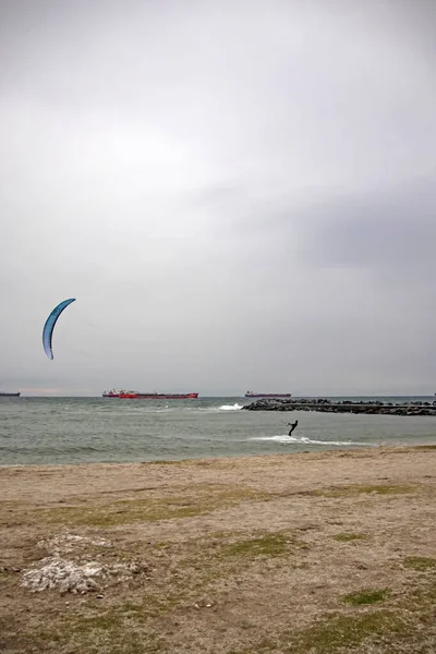 Yeesilkoy Istanbul Şubat 2021 Marmara Uçurtma Uçuran Sporcu Stanbul Kış — Stok fotoğraf