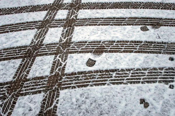Ίχνη Χιονιού Και Ελαστικών Στο Δρόμο Χειμώνα — Φωτογραφία Αρχείου
