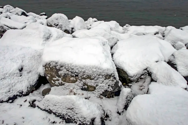 Rocas Nieve Orilla Del Mar Invierno — Foto de Stock