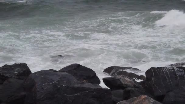 Heldere Zee Golven Uitzicht Kust — Stockvideo