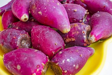 Tabaktaki dikenli armutları kapat