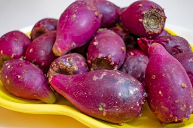 Tabaktaki dikenli armutları kapat